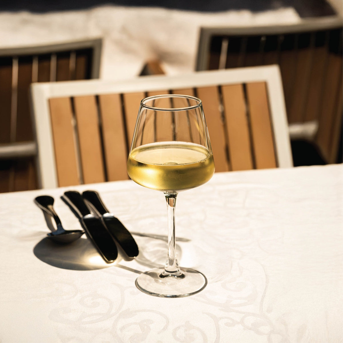 Colmar stemmed wine glass 35cl, lifestyle image