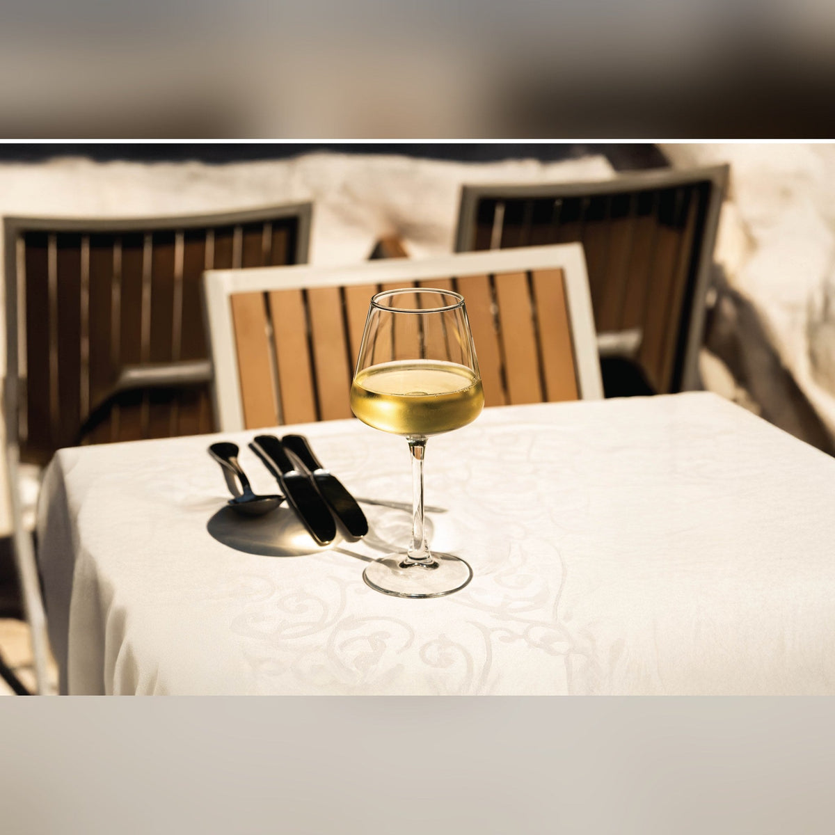 Colmar stemmed wine glass 35cl, lifestyle image