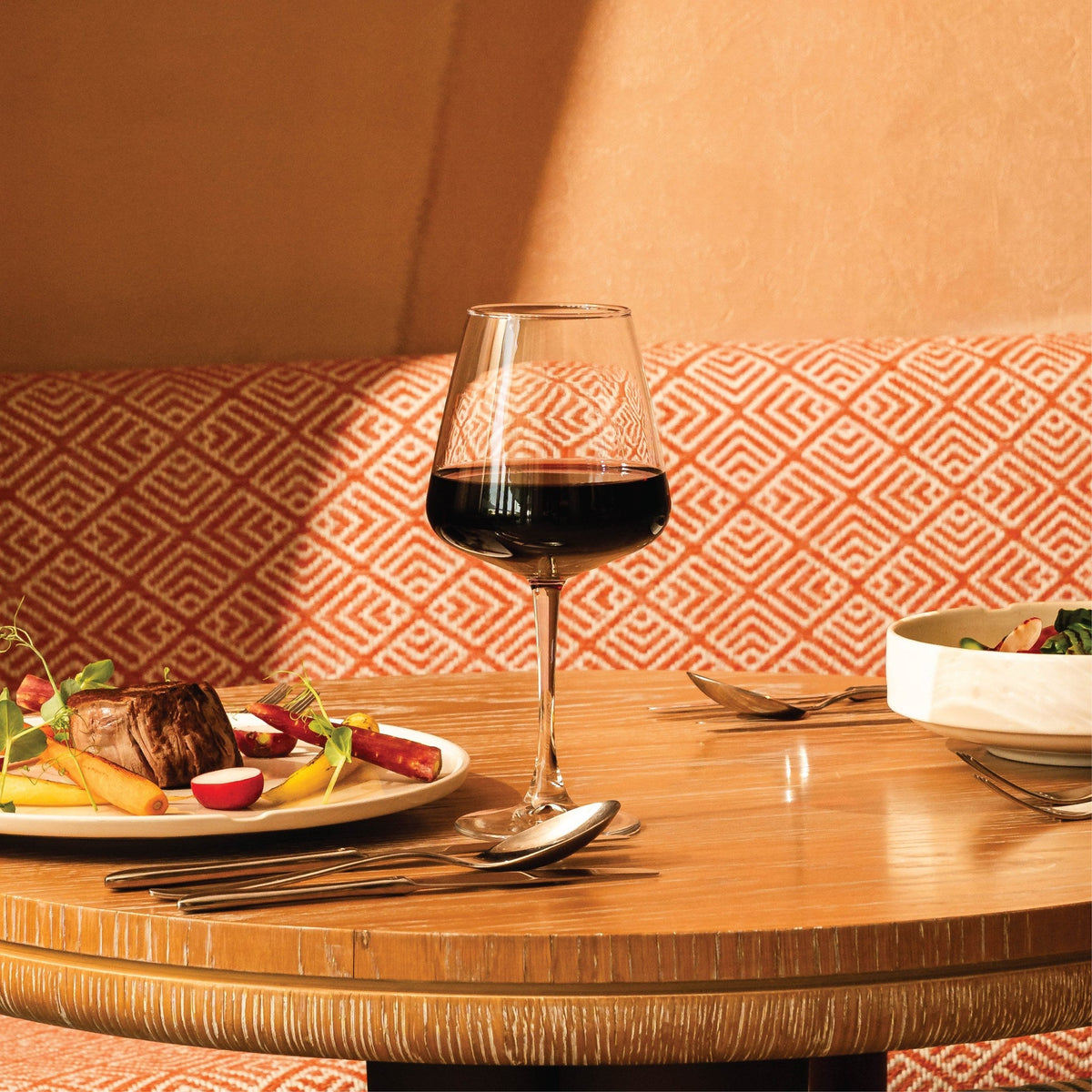 Colmar stemmed wine glass 47cl, lifestyle image