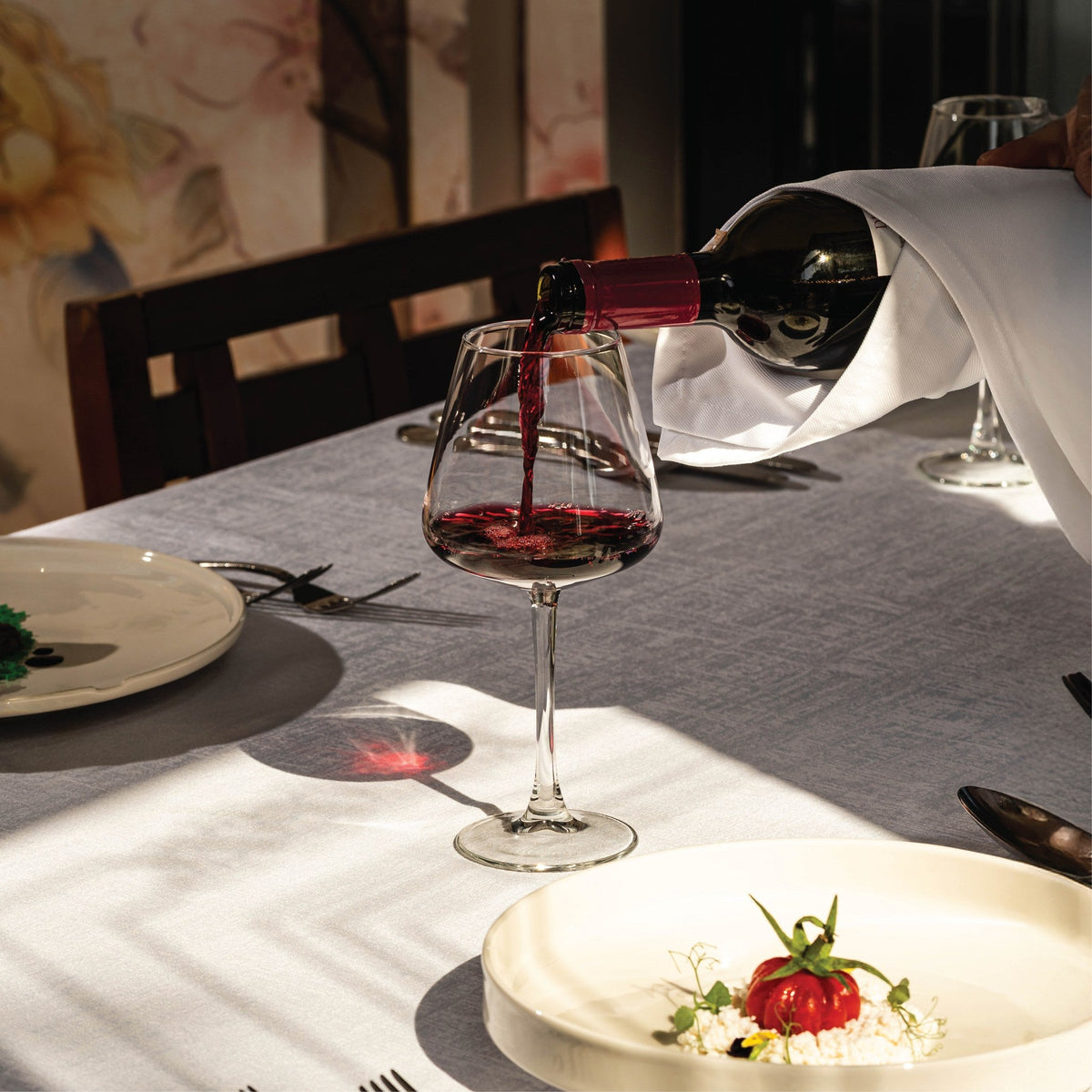 Colmar stemmed wine glass 58cl, lifestyle image