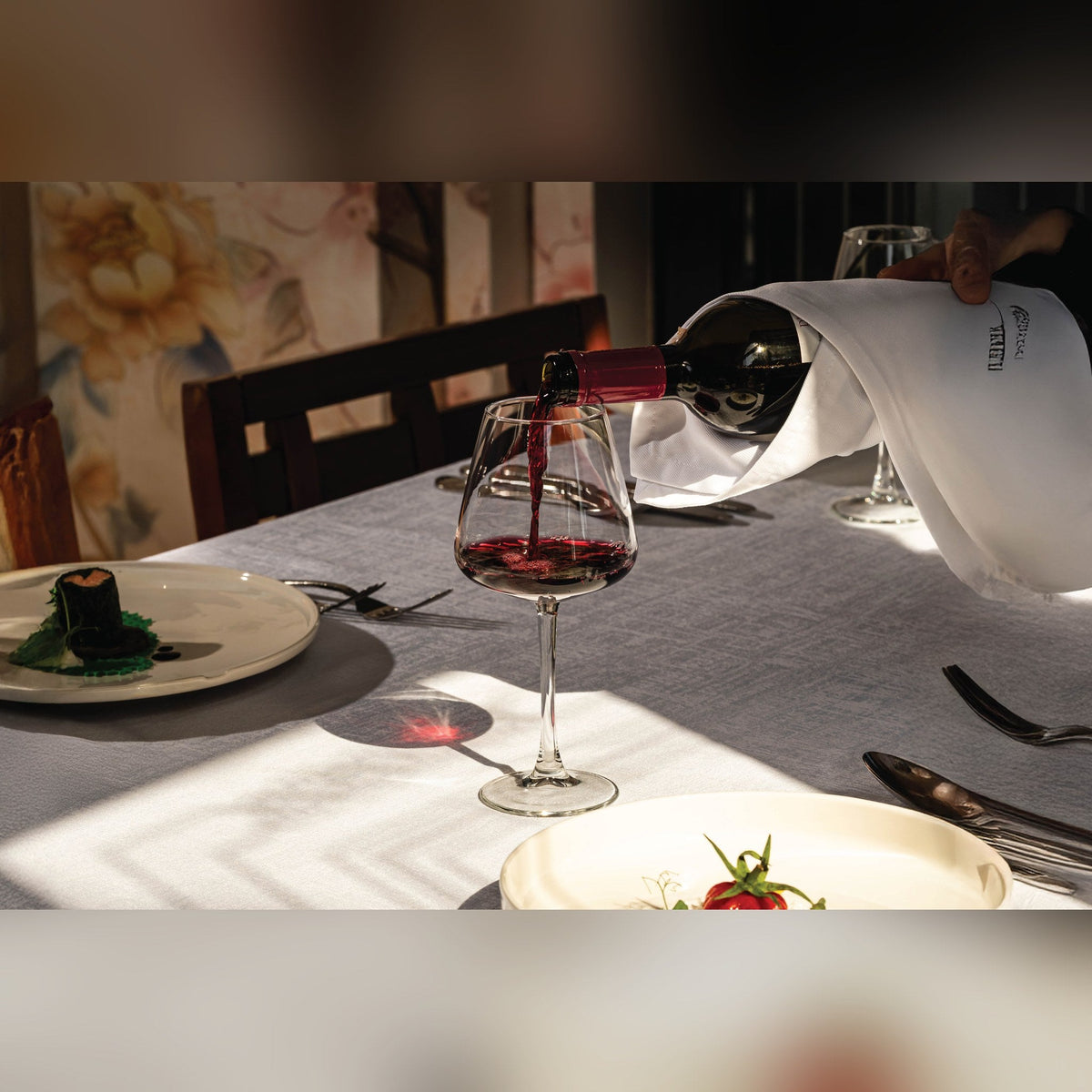 Colmar stemmed wine glass 58cl, lifestyle image