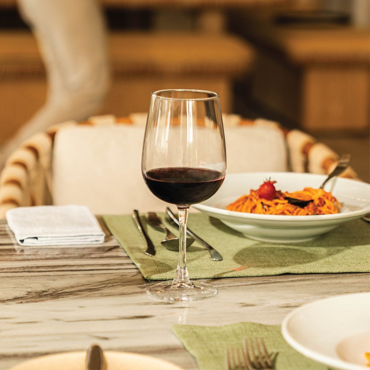 Sardinia stemmed wine glass 47cl, lifestyle image