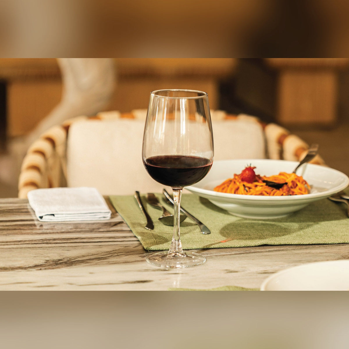 Sardinia stemmed wine glass 47cl, lifestyle image