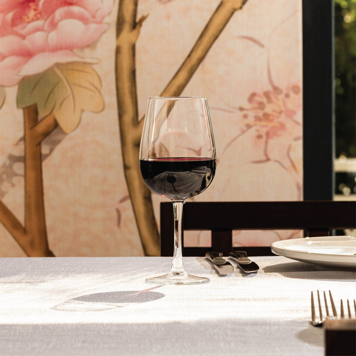 Sardinia stemmed wine glass 58cl, lifestyle image