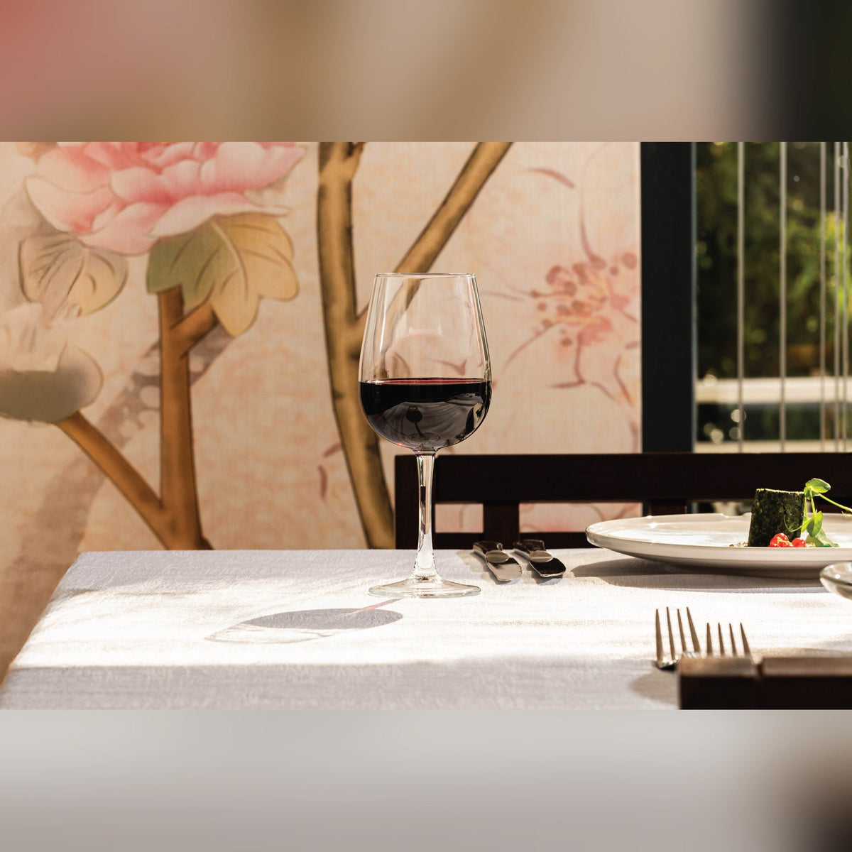 Sardinia stemmed wine glass 58cl, lifestyle image