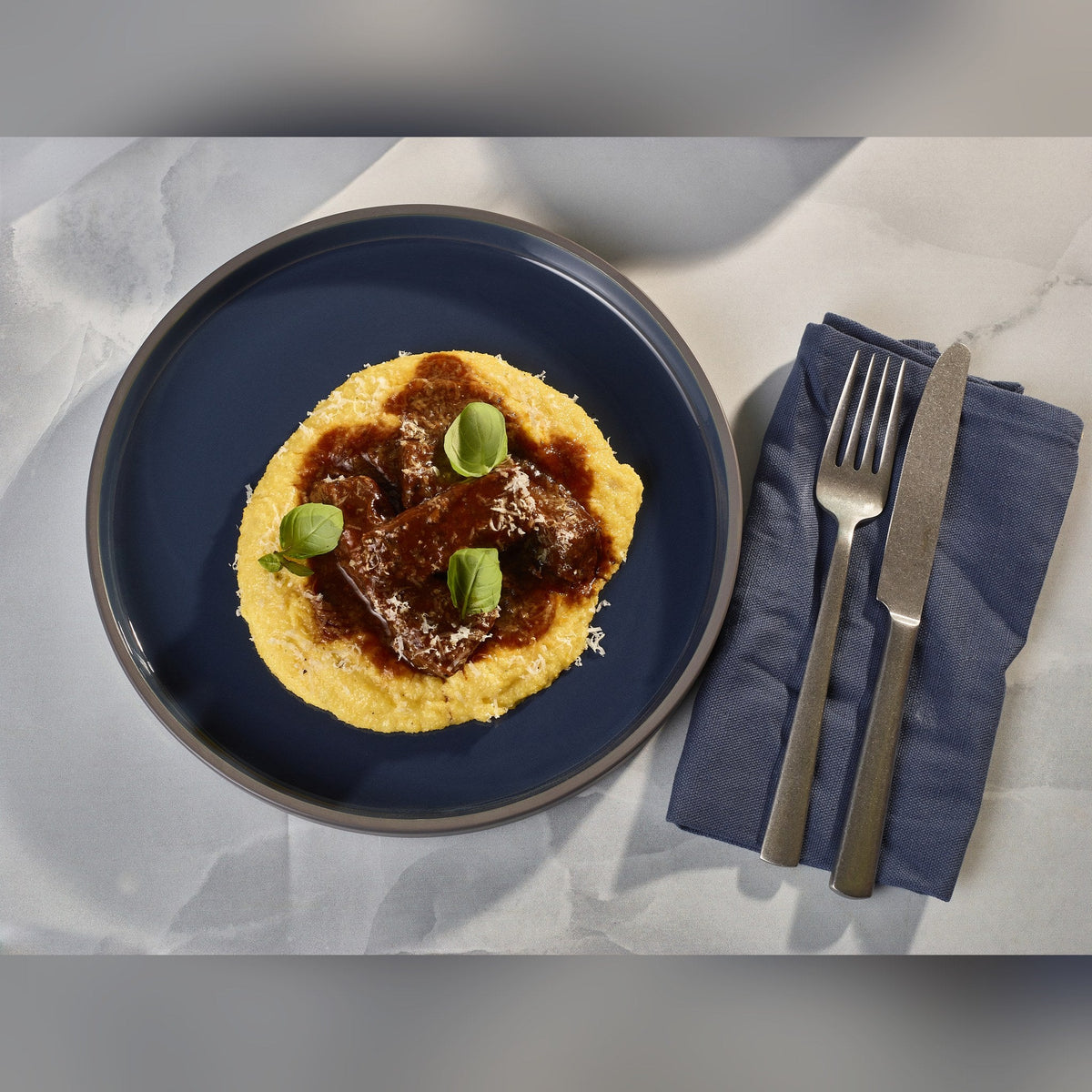 Kava blue porcelain presentation plate 25cm, lifestyle image