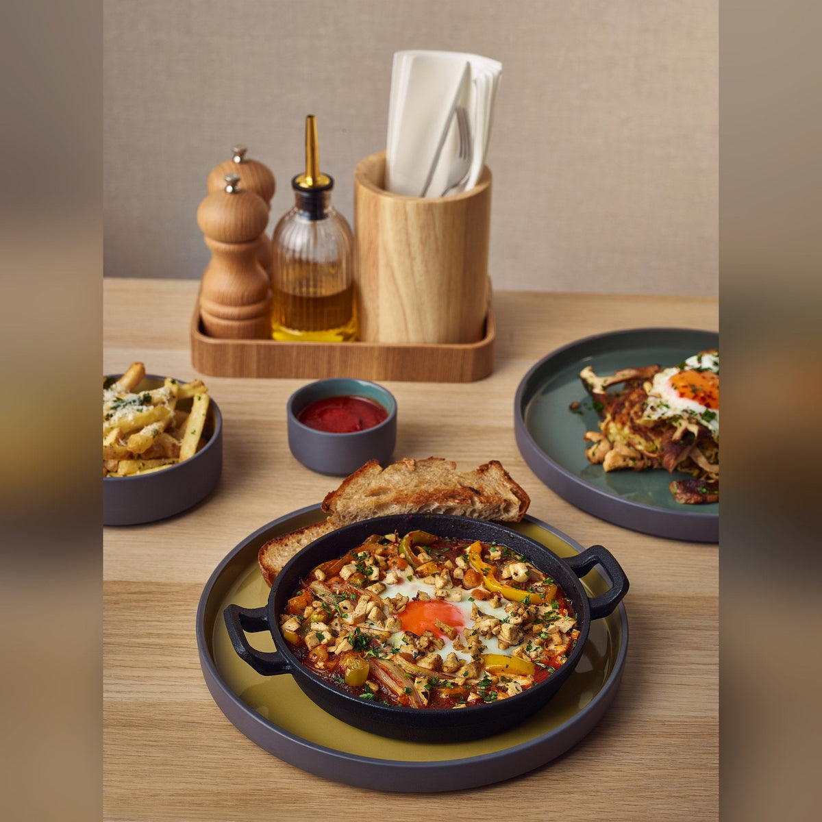 Kava yellow porcelain presentation plate 25cm, lifestyle image