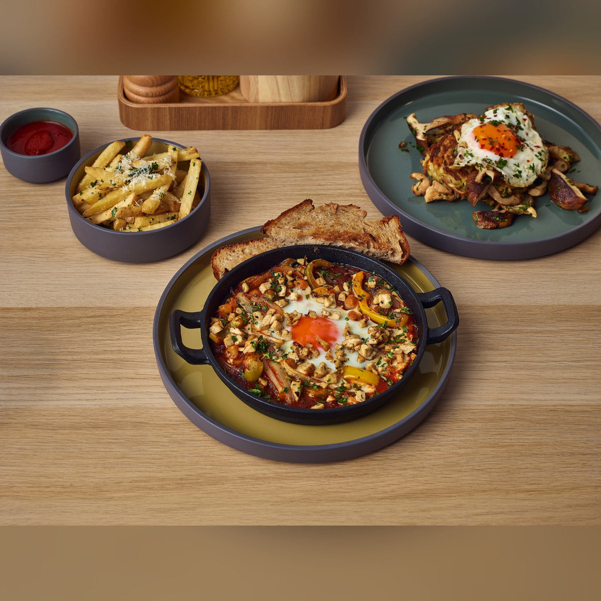 Kava yellow porcelain presentation plate 25cm, lifestyle image