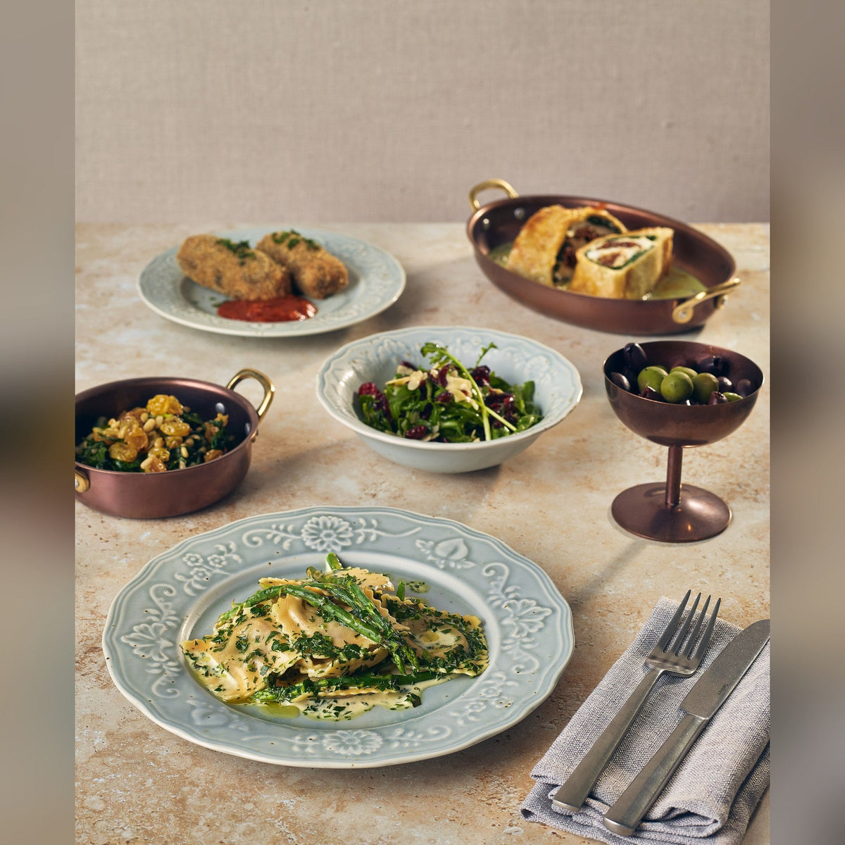 Reverie Iris porcelain winged plate 26cm, lifestyle image