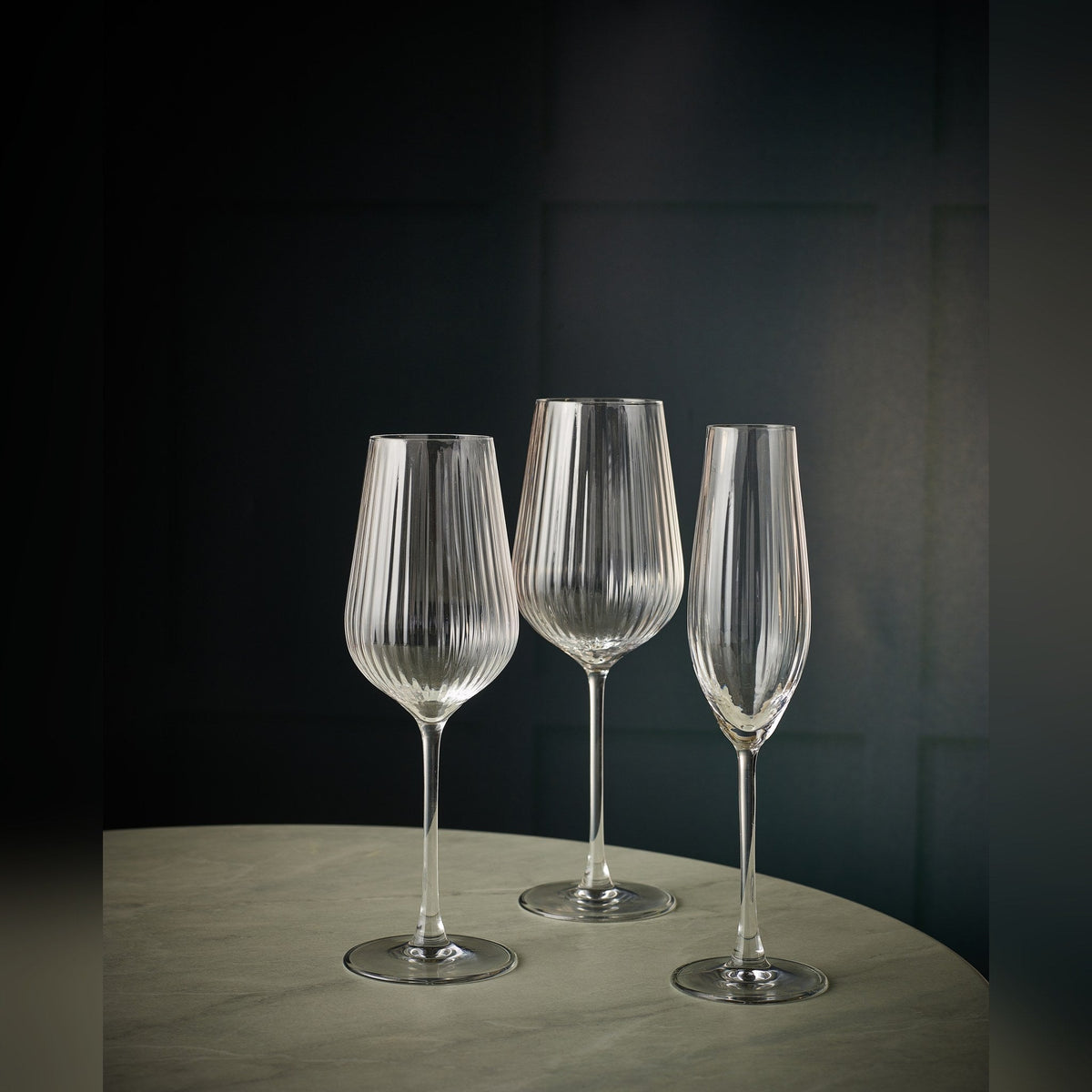 Vivace optic lead-free crystal wine glass 41cl with curvaceous bowl and slender stem, lifestyle image