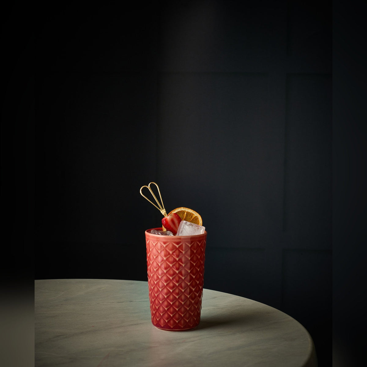 Coral stoneware tiki cocktail mug 40cl, lifestyle image