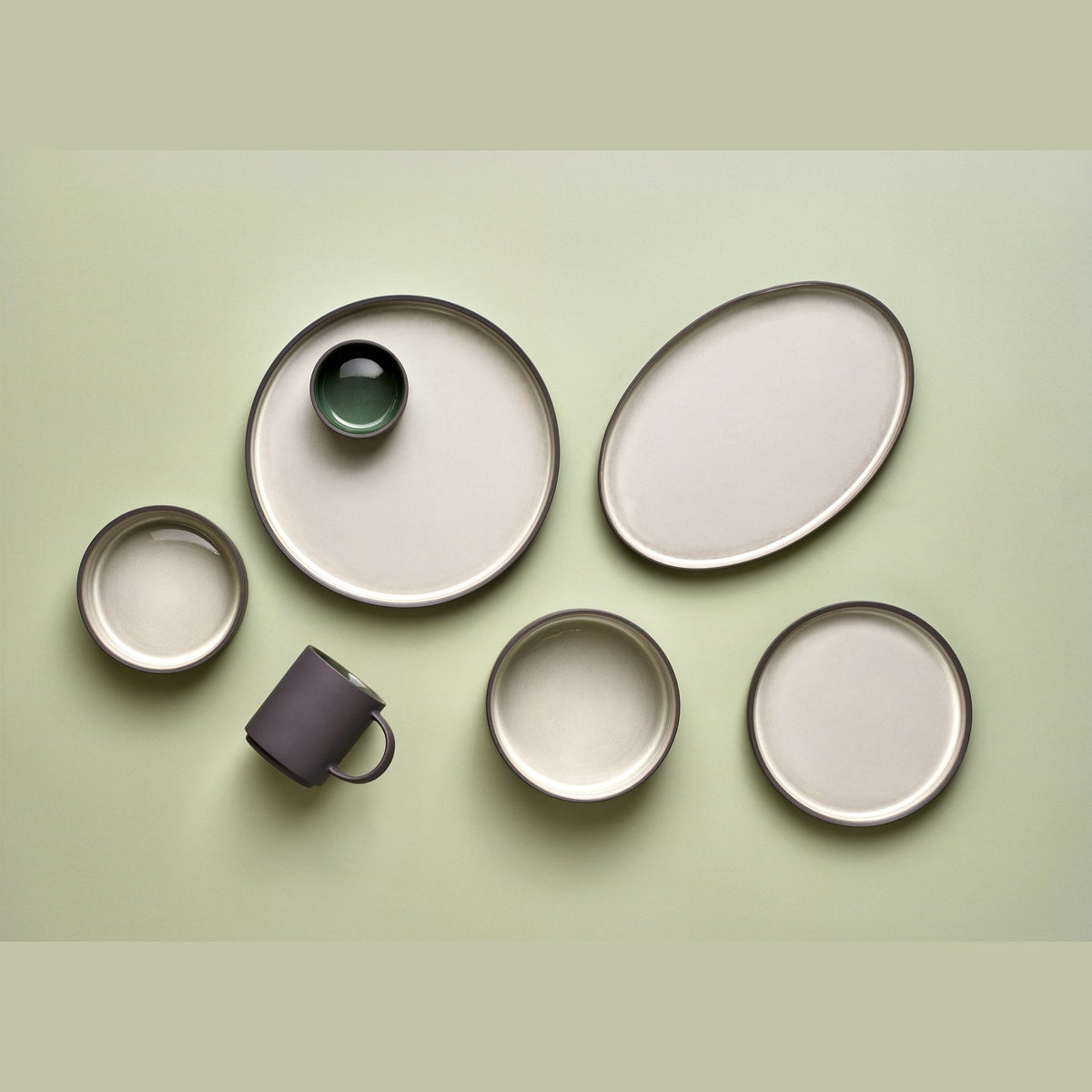 Kava grey porcelain presentation plate 18cm with unglazed wall, lifestyle image