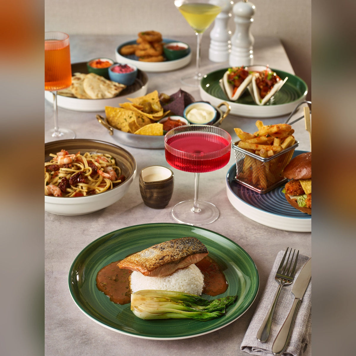 Miro green reactive glaze porcelain coupe plate 27.5cm, lifestyle image