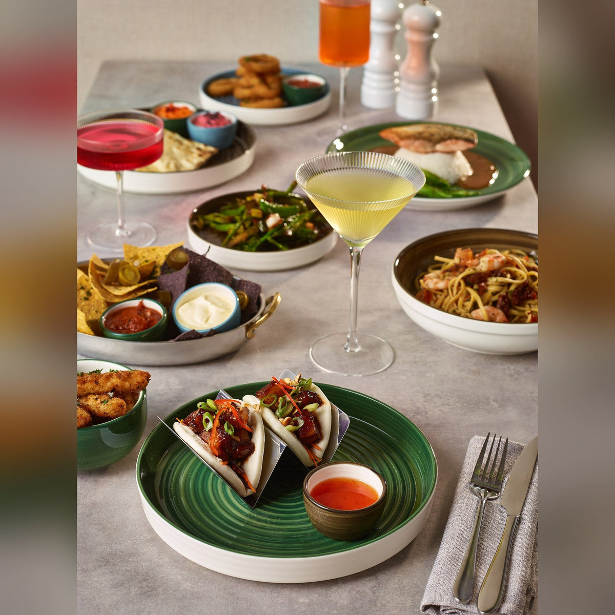 Miro green reactive glaze porcelain presentation plate 20.5cm, lifestyle image