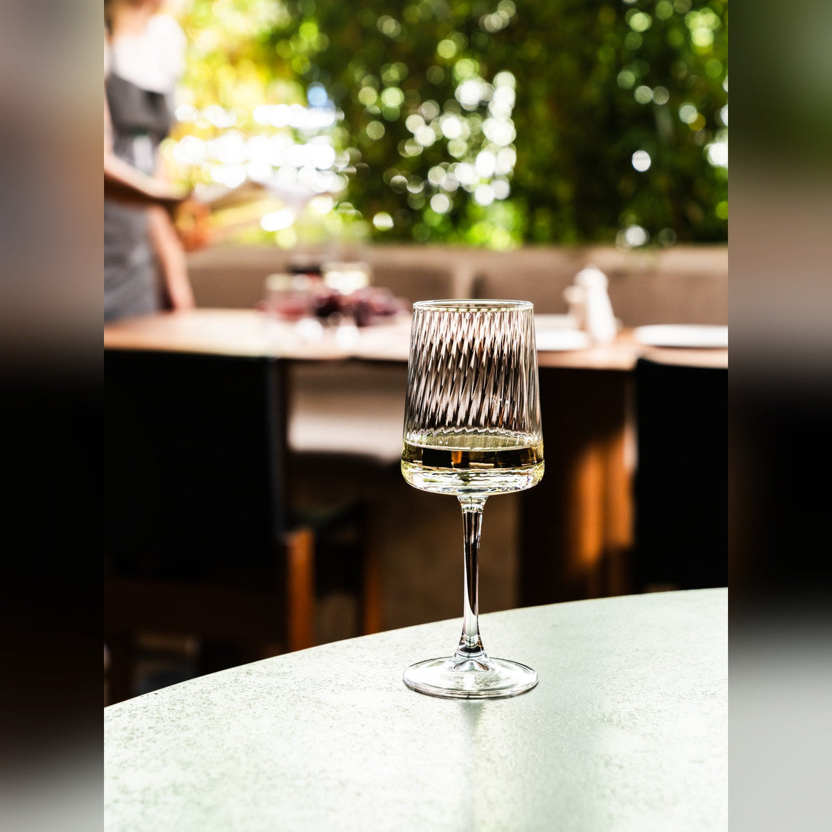 Modena crystal-look wine glass 47cl with vertical striations, lifestyle image