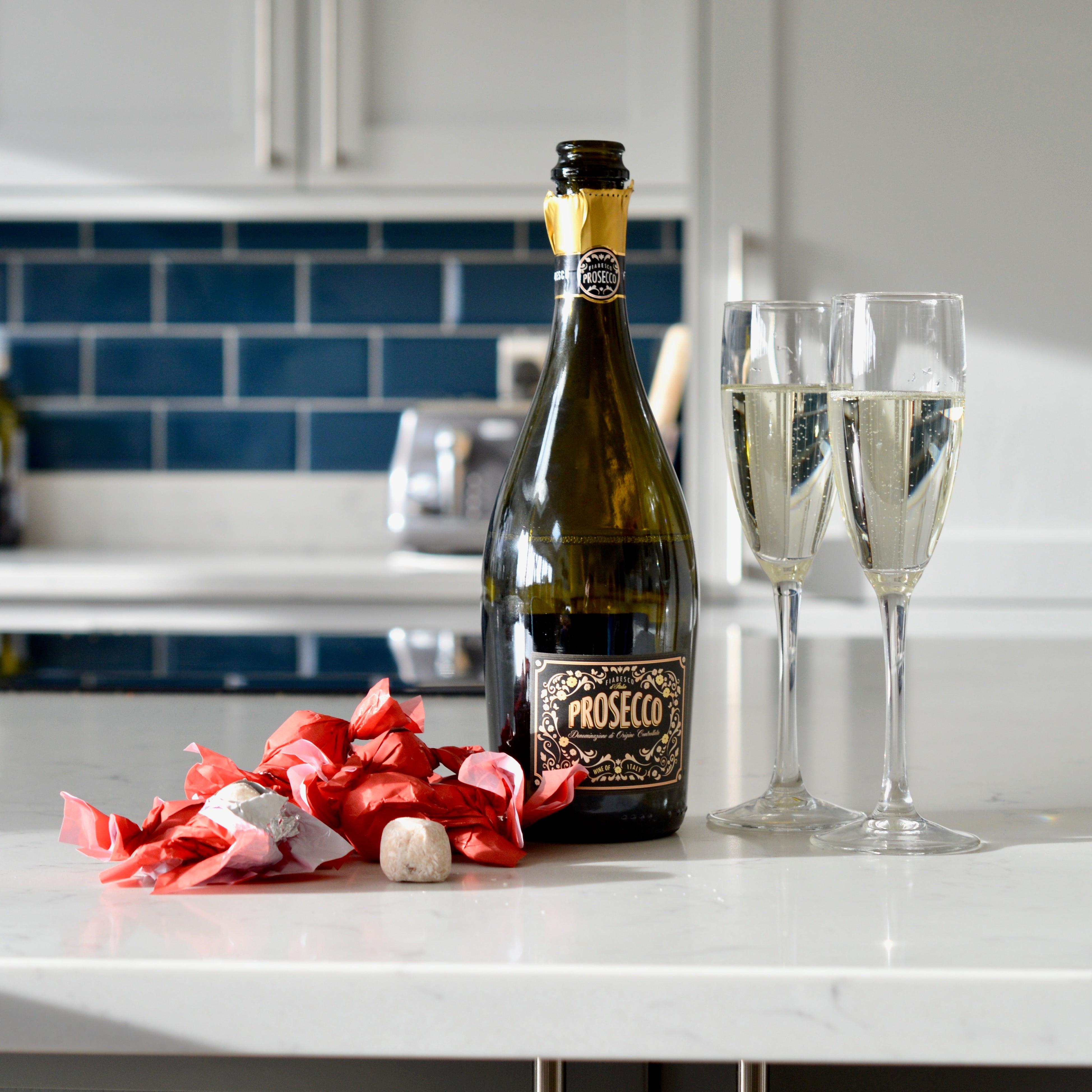 Fiabesco Prosecco and White Chocolate Truffle Hamper / Set - BESPOKE77